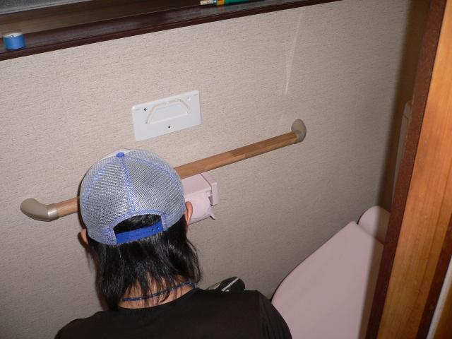 栃木小山 トイレ紙巻き器・手すりの取り付け中